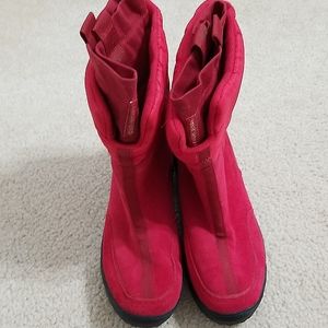 Land's End ladies ankle snow boots. Red. Size 6. Never worn.